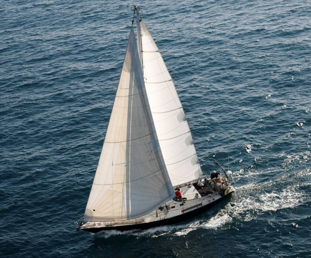 velero Onas en regata